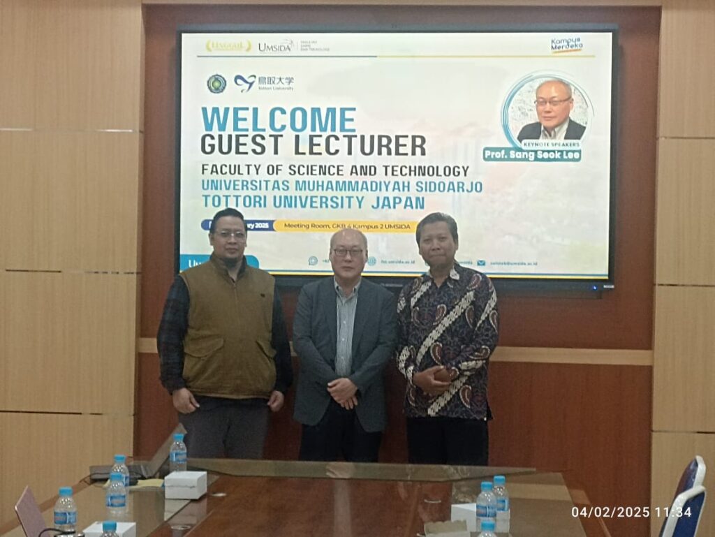 foto pak irwan alnarus, dan kaprodi mist umsida bersama prof lee sang seok dari tottori university