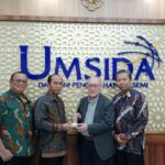 foto rektor, wakil dekan, dan kaprodi mist umsida bersama prof lee sang seok dari tottori university