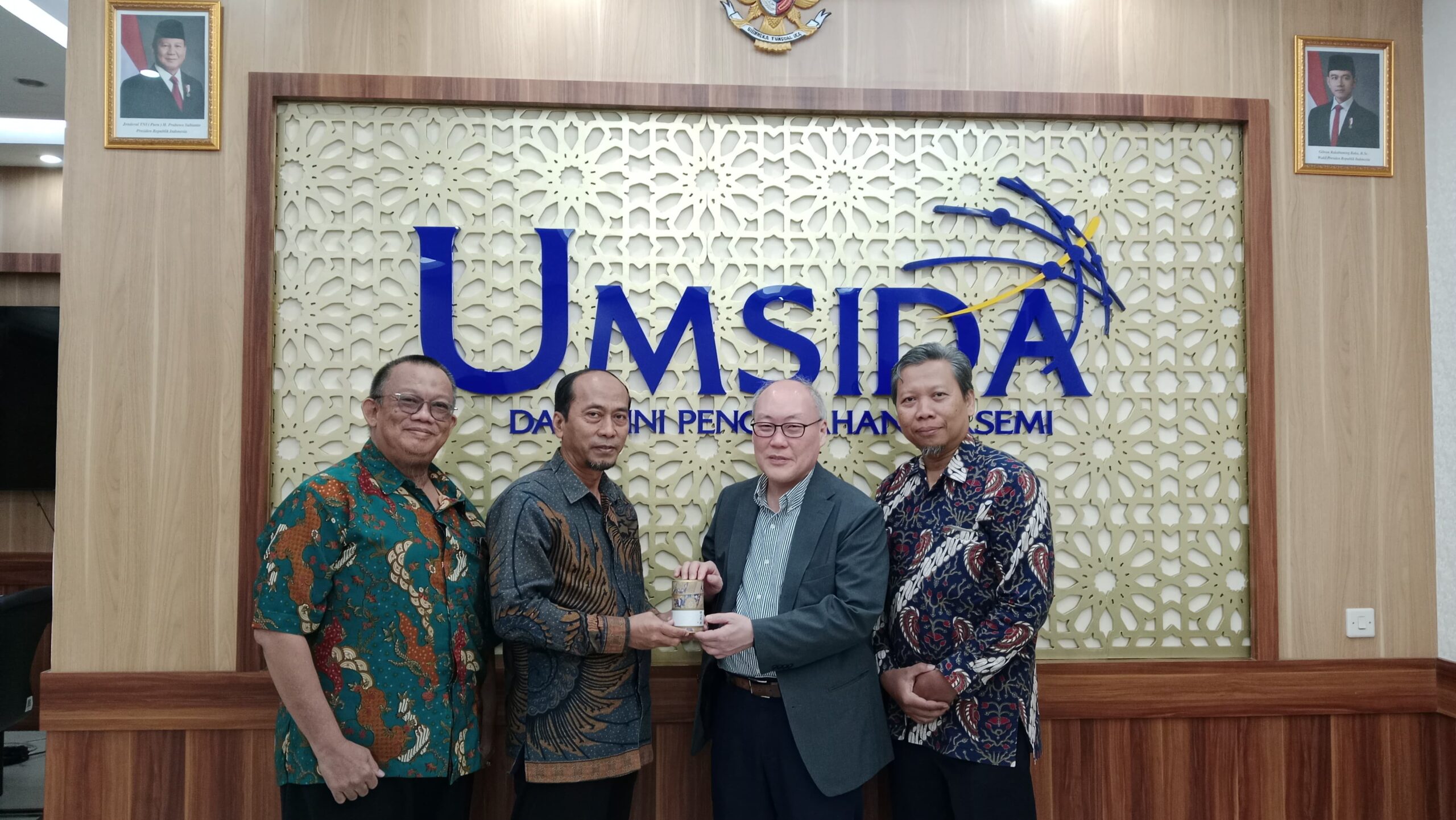 foto rektor, wakil dekan, dan kaprodi mist umsida bersama prof lee sang seok dari tottori university